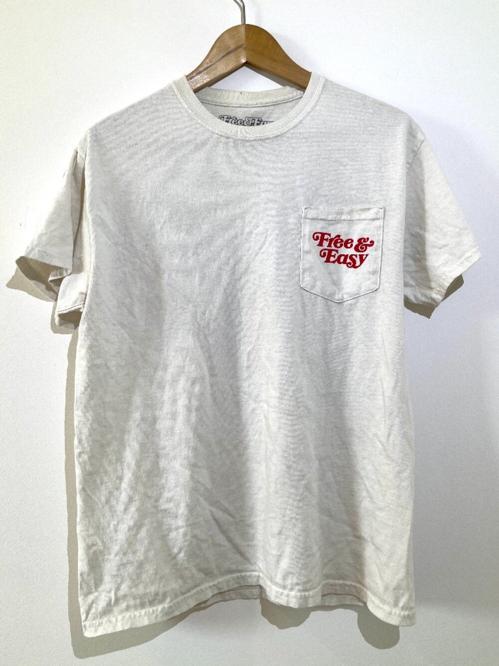 Free & Easy "Don't Trip" Graphic Pocket Tee White Heart & Arrow Retro Surf M